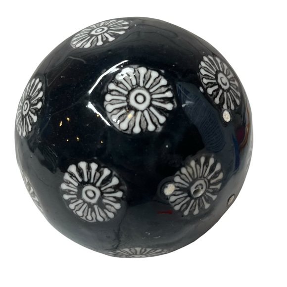 4 Black & White Carpet Balls Ceramic Chinoiseries Orbs Spheres - Picture 2 of 5